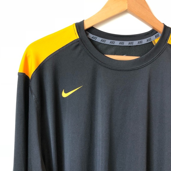 Nike Performance Shirt - Picture 2 of 6